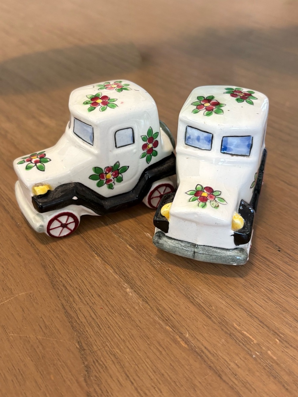 Precious vintage car salt and pepper shaker set made in Japan